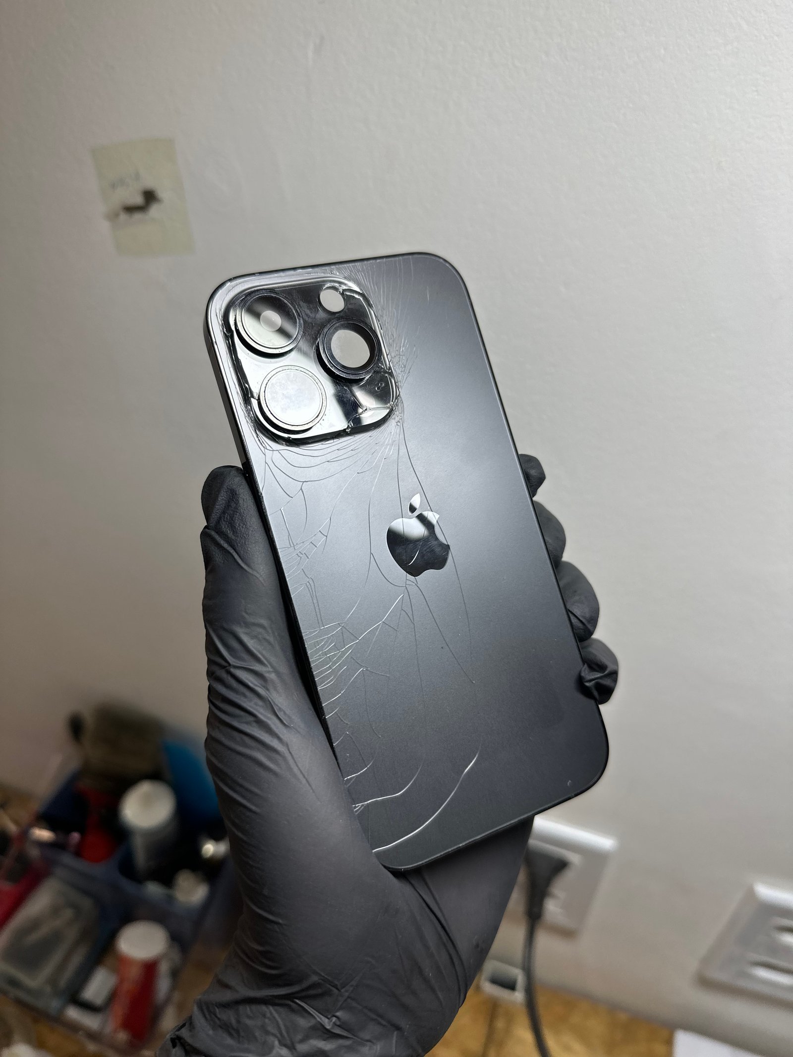 iPhone 14 Pro vidro traseiro quebrado