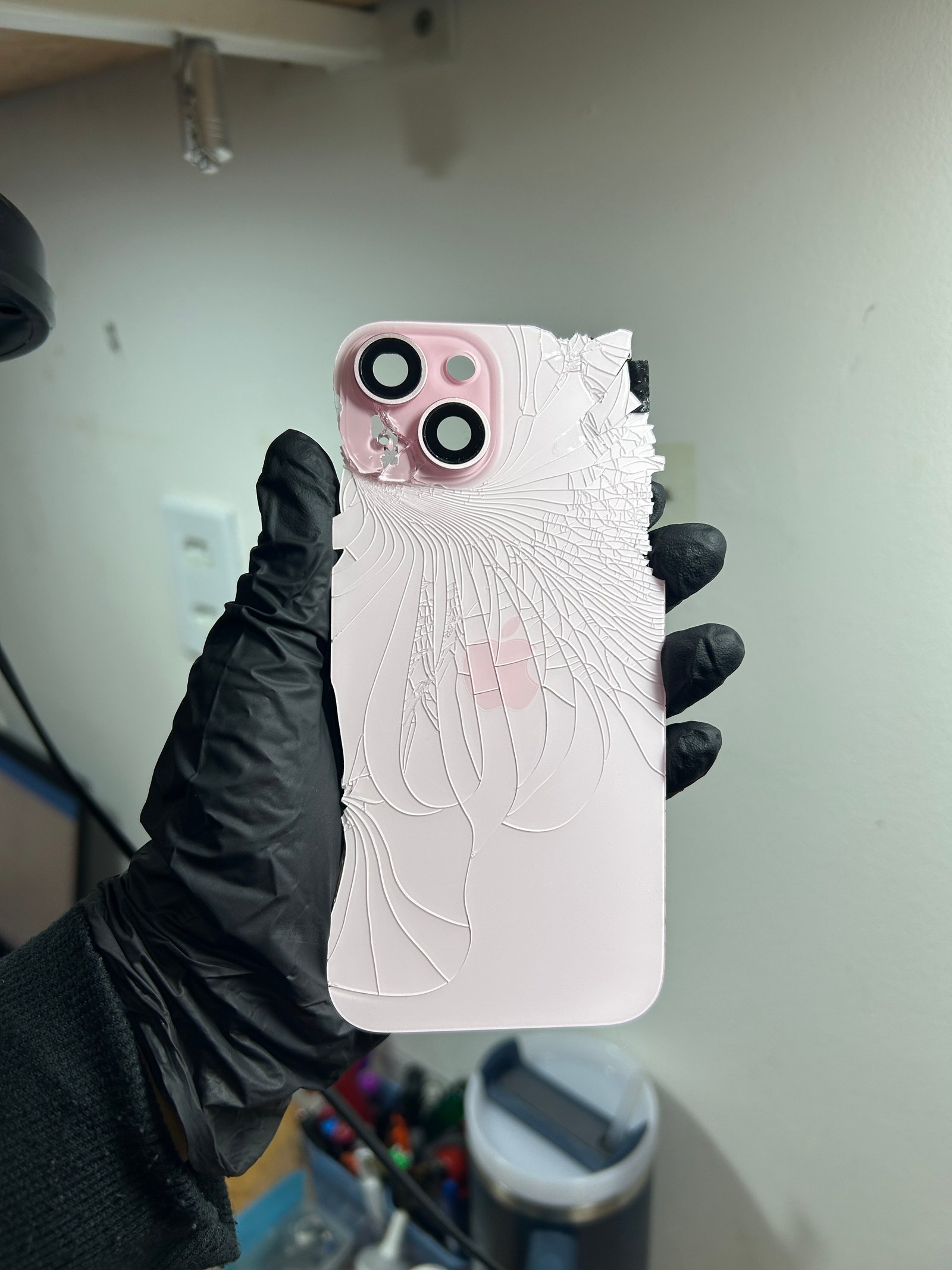 iPhone 15 vidro traseiro quebrado
