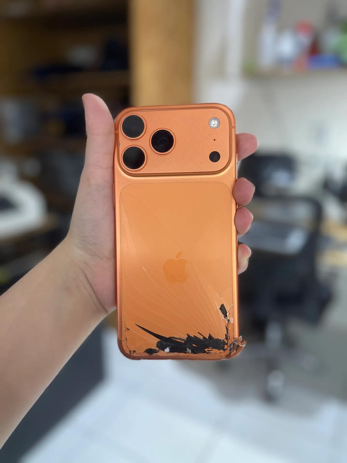 iPhone 17 Pro Max carcaça quebrada